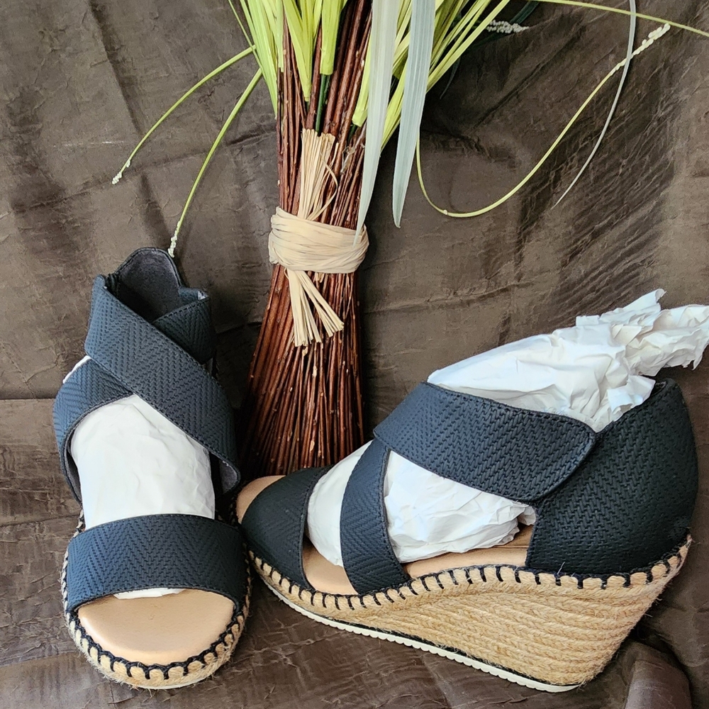 SHOES - Picture 2 of 11